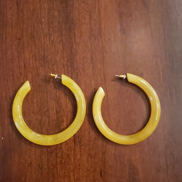 Yellow lucite pierced earrings - Picture 1 of 1